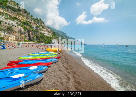 Positano, ITA - 24. Mai 2018: Bunte Kajaks am Strand von Marina Grande Stockfoto