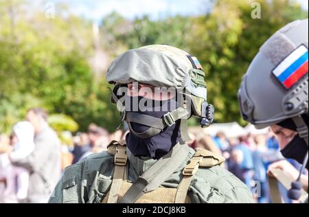 Samara, Russland - 11. September 2016: Nicht identifizierter Soldat der Spezialeinheiten in Schutzhelm mit Brille in Tarnuniform Stockfoto