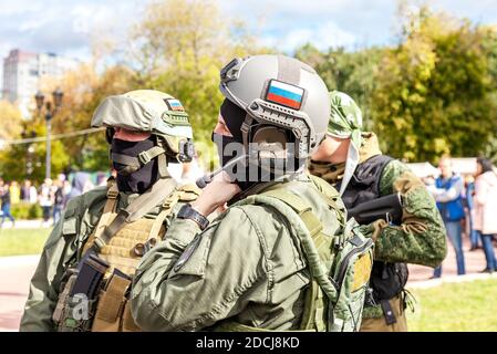 Samara, Russland - 11. September 2016: Nicht identifizierte Soldaten der Spezialeinheiten in Schutzhelmen in Tarnuniform Stockfoto