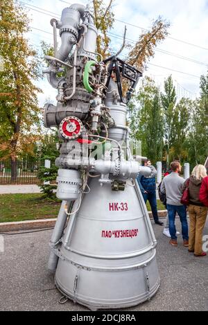 Samara, Russland - 11. September 2016: Weltraumraketenmotor NK-33 der Firma 'Kuznetsov' auf der freien Ausstellung auf der Stadtstraße Stockfoto