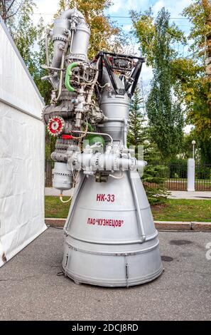 Samara, Russland - 11. September 2016: Weltraumraketenmotor NK-33 der Firma 'Kuznetsov' auf der freien Ausstellung auf der Stadtstraße Stockfoto