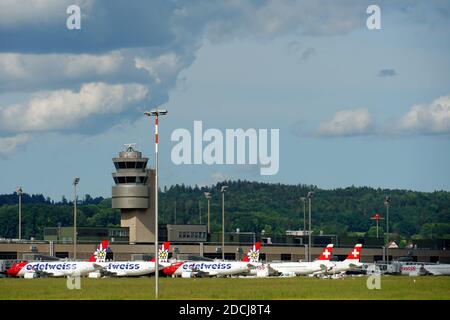 Kontrollturm des Flughafens Zürich in der Schweiz. Auch seit dem Transport nach der Aussperrung im Frühjahr gibt es immer noch stehende Flugzeuge. Stockfoto