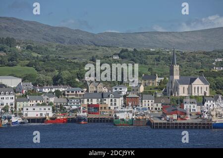 Killybegs, County Donegal, Irland - 10. Juni 2017: St. Mary's Kirche und Hafen von Killybegs im County Donegal, Irlands größter Fischereihafen. Stockfoto