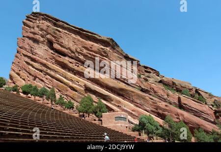 Creation Rock und Stadionbestuhlung im Red Rocks Amphitheater, einem offenen Amphitheater, das von riesigen Sandsteinmonolithen in Colorado, USA, geschaffen wurde Stockfoto