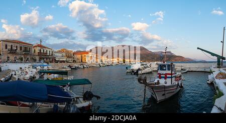 Mani, Griechenland - August 11 2020: Agios Nikolaos Dorf in der Nähe von Kardamyli, Peloponnes Stockfoto