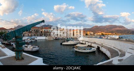 Mani, Griechenland - August 11 2020: Agios Nikolaos Dorf in der Nähe von Kardamyli, Peloponnes Stockfoto