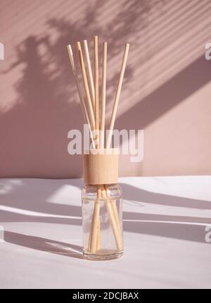 Aromatischer Reed-Freshener auf rosa pastellfarbenem Hintergrund Stockfoto