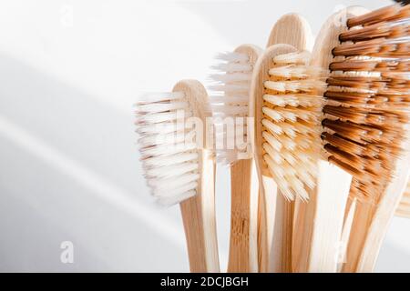 Null Abfall Bambus Zahnbürste auf weißem Hintergrund Stockfoto