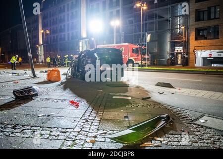 Frankfurt, Deutschland. November 2020. 21. November 2020, Hessen, Frankfurt/Main: Ein zerstörtes Auto steht nach einem Unfall im Frankfurter Ostende. Bei einer tödlichen Kollision in Frankfurt am Main traf der SUV mehrere Menschen. Zwei von ihnen starben an ihren Verletzungen, sagte ein Polizeisprecher am Samstagabend. Insgesamt wurden am Samstagnachmittag zwei Fußgänger und ein Radfahrer vom Auto getroffen. Foto: Silas Stein/dpa - ACHTUNG: Nummernschild(e) wurde(n) aus rechtlichen Gründen verpixelt Quelle: dpa picture Alliance/Alamy Live News Stockfoto