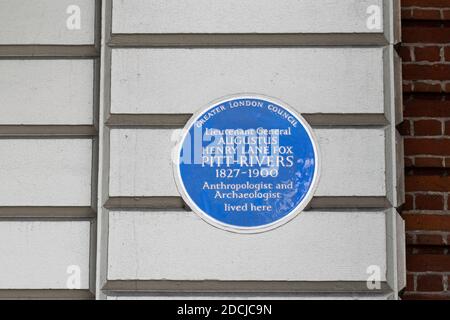 Die blaue Tafel markiert den Ort, an dem Augustus Pitt Rivers in Grosvenor Gardens, London, lebte Stockfoto