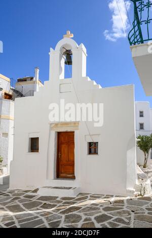 Weißgetünchte griechische Kapelle im Dorf Lefkes auf Paros Insel, Kykladen, Griechenland Stockfoto