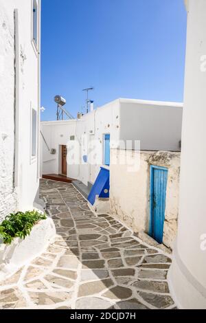 Paros, Griechenland - 27. September 2020: Blick auf die weißgetünchte Straße mit typisch griechischer Architektur in Lefkes Dorf auf Paros Insel, Kykladen, Griechenland Stockfoto