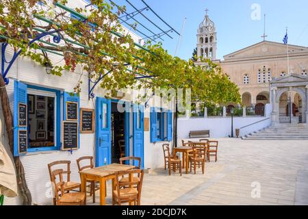 Paros, Griechenland - 27. September 2020: Kleiner Platz mit Restaurant in der Nähe der Kirche Agia Triada in Lefkes Dorf auf Paros Insel. Griechenland Stockfoto