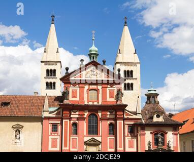 St. George's Basilica-das älteste erhaltene Kirchengebäude in der Prager Burg, Prag, Tschechische Republik. Stockfoto