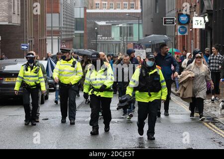 Seel Street, Liverpool, 21. November 2020. Demonstranten, die gegen Sperrbeschränkungen als Reaktion auf COVID19 marschieren, machen sich auf die Straße Stockfoto