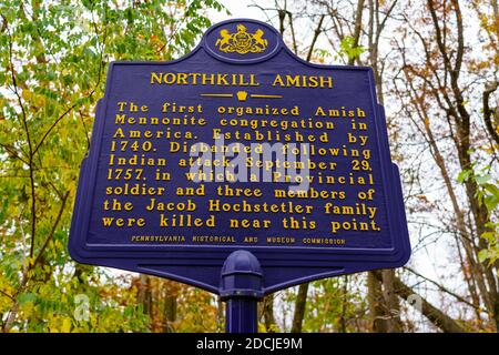 Shartlesville, PA, USA - 31. Oktober 2020: Die historische Markierung, die die erste Amish Siedlung in Amerika und den Angriff während der Französisch und Ind Stockfoto