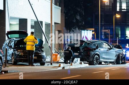 Frankfurt, Deutschland. November 2020. 21. November 2020, Hessen, Frankfurt/Main: Zwei zerstörte Autos stehen nach einem Unfall im Frankfurter Stadtteil Ostende. Bei einer tödlichen Kollision in Frankfurt am Main traf ein SUV (r) mehrere Personen. Zwei von ihnen starben an ihren Verletzungen, sagte ein Polizeisprecher am Samstagabend. Insgesamt wurden am Samstagnachmittag zwei Fußgänger und ein Radfahrer vom Auto getroffen. Foto: Silas Stein/dpa - ACHTUNG: Nummernschild(e) wurde(n) aus rechtlichen Gründen verpixelt Quelle: dpa picture Alliance/Alamy Live News Stockfoto