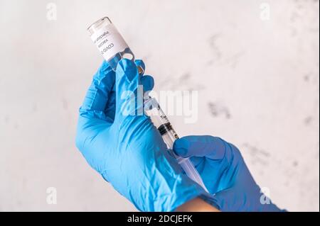 Arzt, der Medikamente aus Coronavirus-Impfstoffröhrchen abzieht Stockfoto