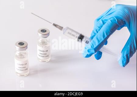 Arzt, der Medikamente aus Coronavirus-Impfstoffröhrchen abzieht Stockfoto
