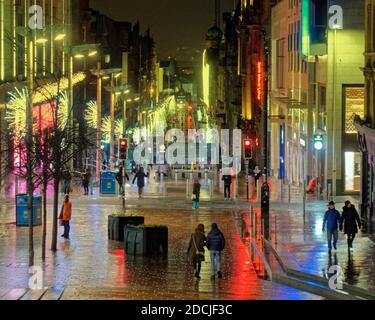 Glasgow, Schottland, Großbritannien, 21. November 2020: Das bürgerliche Zentrum von George Square und die Stilmeile von Schottland Buchanan Street, Sauchiehall und Handelsstadt waren alle leer für einen Samstagabend, da es normalerweise verkehrsreichste Zeit von 17 Uhr gab, da die Leute normalerweise Weihnachtseinkäufe oder auf dem Weg zu Restaurants waren. Einige Leute sahen verloren im Raum. Quelle: Gerard Ferry/Alamy Live News Stockfoto