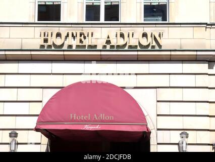 BERLIN, DEUTSCHLAND : Eingang und das Logo des berühmten Hotel Adlon in Berlin, Deutschland. Das Adlon ist Berlins luxuriösestes Hotel. Stockfoto