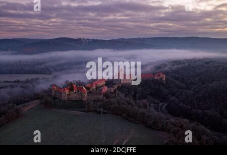 Luftaufnahme der großen schönen mährischen Königsburg Veveri (Burg Eichhorn), stand auf einem Felsen über Wasser Damm auf dem Fluss Svratka, früh mornin Stockfoto