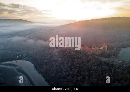 Luftaufnahme der großen schönen mährischen Königsburg Veveri (Burg Eichhorn), stand auf einem Felsen über Wasser Damm auf dem Fluss Svratka, früh mornin Stockfoto