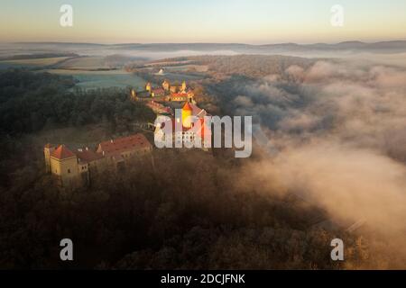 Luftaufnahme der großen schönen mährischen Königsburg Veveri (Burg Eichhorn), stand auf einem Felsen über Wasser Damm auf dem Fluss Svratka, früh mornin Stockfoto