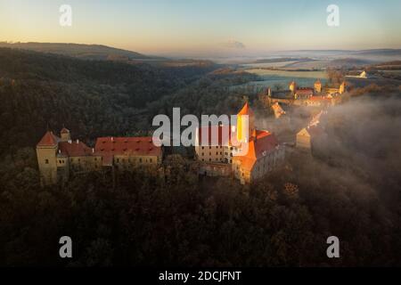 Luftaufnahme der großen schönen mährischen Königsburg Veveri (Burg Eichhorn), stand auf einem Felsen über Wasser Damm auf dem Fluss Svratka, früh mornin Stockfoto