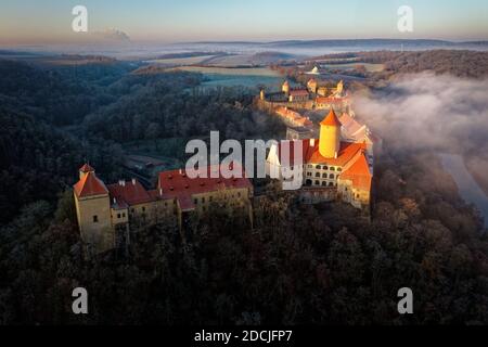 Luftaufnahme der großen schönen mährischen Königsburg Veveri (Burg Eichhorn), stand auf einem Felsen über Wasser Damm auf dem Fluss Svratka, früh mornin Stockfoto