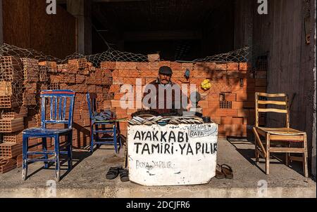 11/17/2020,gure,Edremit,Balikesir,Turkey,Schuh-Putzer und interessante Zähler, dass er sich vorbereitet Stockfoto