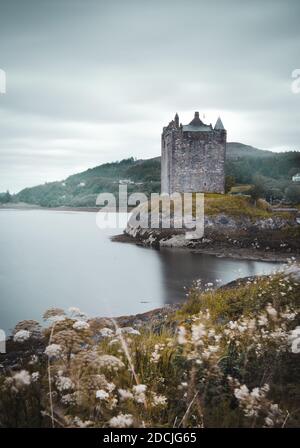 Eine schöne Aufnahme des Castle Stalker, einem vierstöckigen Turmhaus auf einer Gezeiteninsel am Loch Laich Stockfoto