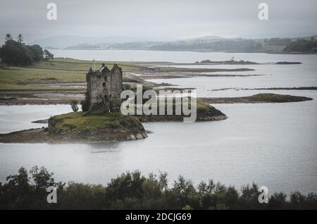 Eine schöne Aufnahme des Castle Stalker, einem vierstöckigen Turmhaus auf einer Gezeiteninsel am Loch Laich Stockfoto