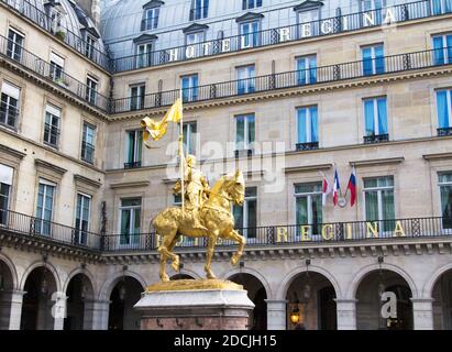 Die goldene Statue des Heiligen Jeanne d ' Arc in Paris, Frankreich. Stockfoto