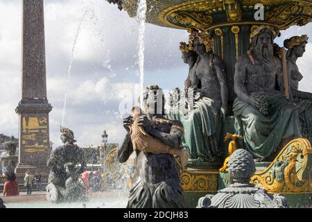 Blick auf den Place de la Concorde Brunnen - einer der wichtigsten öffentlichen Plätze in Paris. Stockfoto