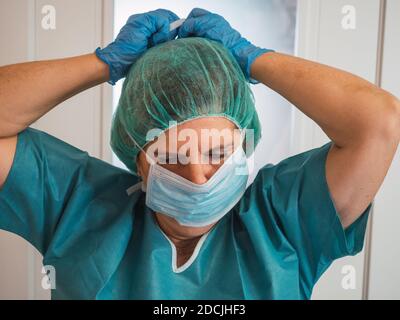 Portrait Gesundheitswesen professionelle Frau mit Schutz gegen covid 19 Putting Ihre Maske Stockfoto