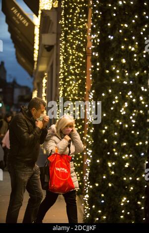 Weihnachtseinkäufe im 2. Bis letzten Tag, bevor die Geschäfte für eine zweite 3-wöchige Sperre schließen (unter Schottlands Tier 4-Sperrsystem), im Vorfeld zu Weihnachten, in Glasgow, Schottland, 19. November 2020. Stockfoto