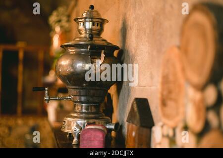 Ein dekorativer Samowar im Kaffeerestaurant Stockfoto