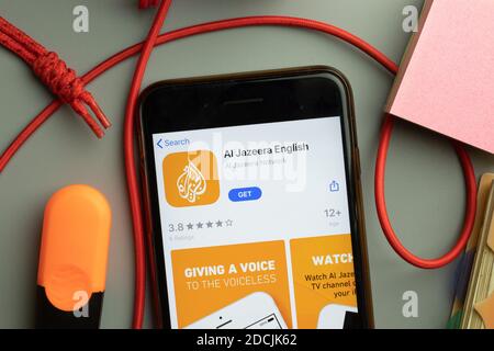 New York, USA - 7. November 2020: Al Jazeera englisches App Store Logo auf Telefonbildschirm, illustrative Editorial. Stockfoto