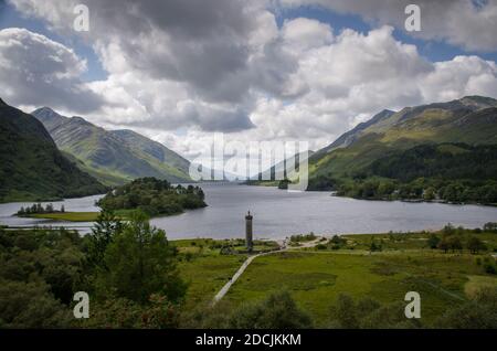 Eine Panoramaaufnahme des Glenfinnan Monument am Kopf des Loch Shiel, ein Denkmal für die Jakobiten Stockfoto