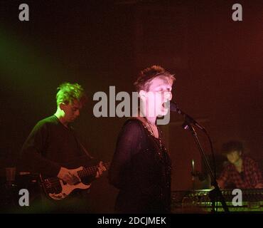 Elizabeth Fraser und Bassist Simon Raymonde (ganz links) der Cocteau Twins im Bedford Boys Club, Auftritt am 17. November 1984. Stockfoto