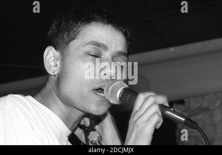 Donna Savage von der neuseeländischen Indie-Band Dead Famous People im West Hampstead Moonlight Club, London, 24/10/90. Stockfoto