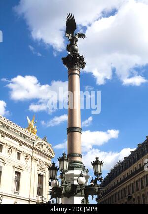 Skulptur Adler (Griffon) in der Hintergrundfassade der Pariser Nationaloper. Stockfoto