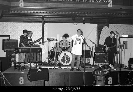 Biddy Leyland und Donna Savage of Dead Famous People mit Spider Johnson Etienne am Schlagzeug und Paula Richards an der Gitarre, Bedford Esquires 12/10/1990. Stockfoto