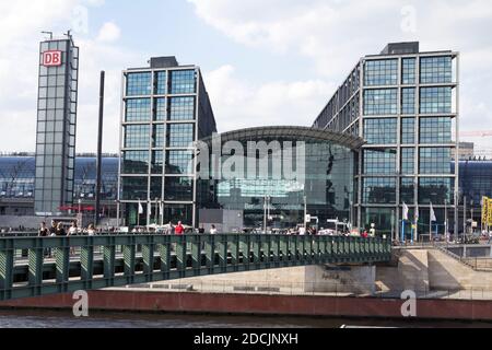 BERLIN: Panoramablick auf den Hauptbahnhof. Stockfoto