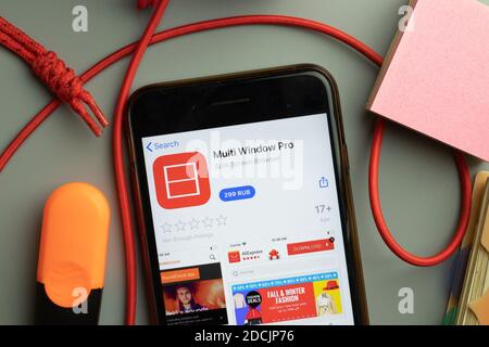 New York, USA - 7. November 2020: Multi Window Pro App Store Logo auf dem Telefonbildschirm, illustrative Editorial. Stockfoto