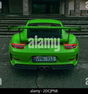 Porsche GT3 RS statische Bilder in der schönsten Zeit des Jahres, umgeben von gelben Blättern und Altbau erzeugt eine kraftvolle Emotion . Stockfoto