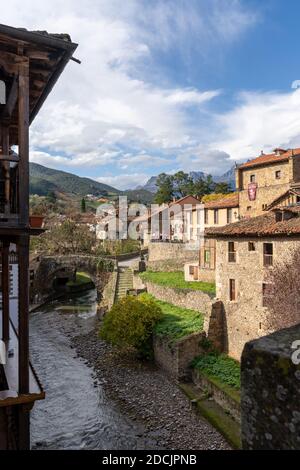 Potes, Kantabrien / Spanien - 5. November 2020: Idyllisches spanisches Bergdorf in der Region Picos de Europa Stockfoto