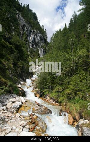 Silberkar Schlucht ist eine romantische Wildwasserschlucht im Herzen des Dachsteinmassivs, Alpen, Österreich Stockfoto