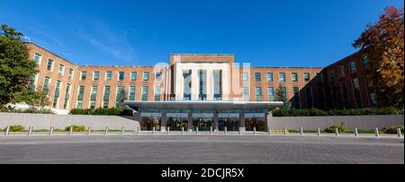 Silver Spring, MD, USA 11/10/2020: Außenansicht des Hauptsitzes der US Food and Drug Administration (FDA). Diese Bundesbehörde genehmigt Medikation Stockfoto